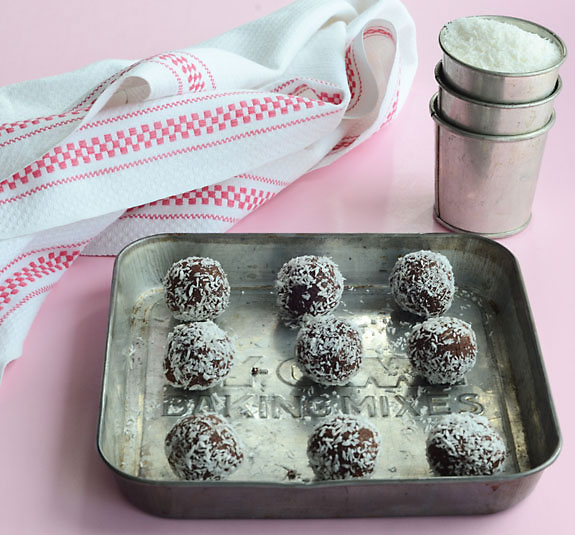 Paleo raw chocolate bites